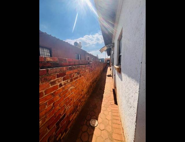 2 BEDROOM HOUSE FOR SALE IN TSHEPISONG